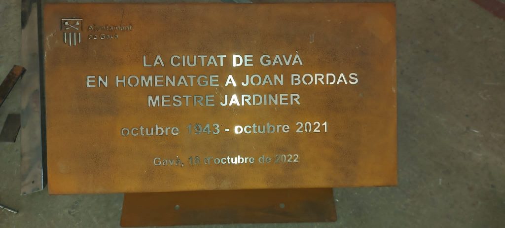 Placa homenaje a Joan Bordas en acero corten e inoxidable Placa homenaje a Joan Bordas en acero corten e inoxidable